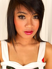 Petite Thai Sansanee stripping