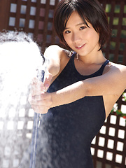 Yuzuki Hashimoto Asian is so sexy playing with water at pool